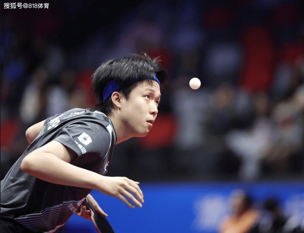 有前途!王楚钦看到马龙比赛暂停没水喝,马上跑去给龙队拿了一瓶水