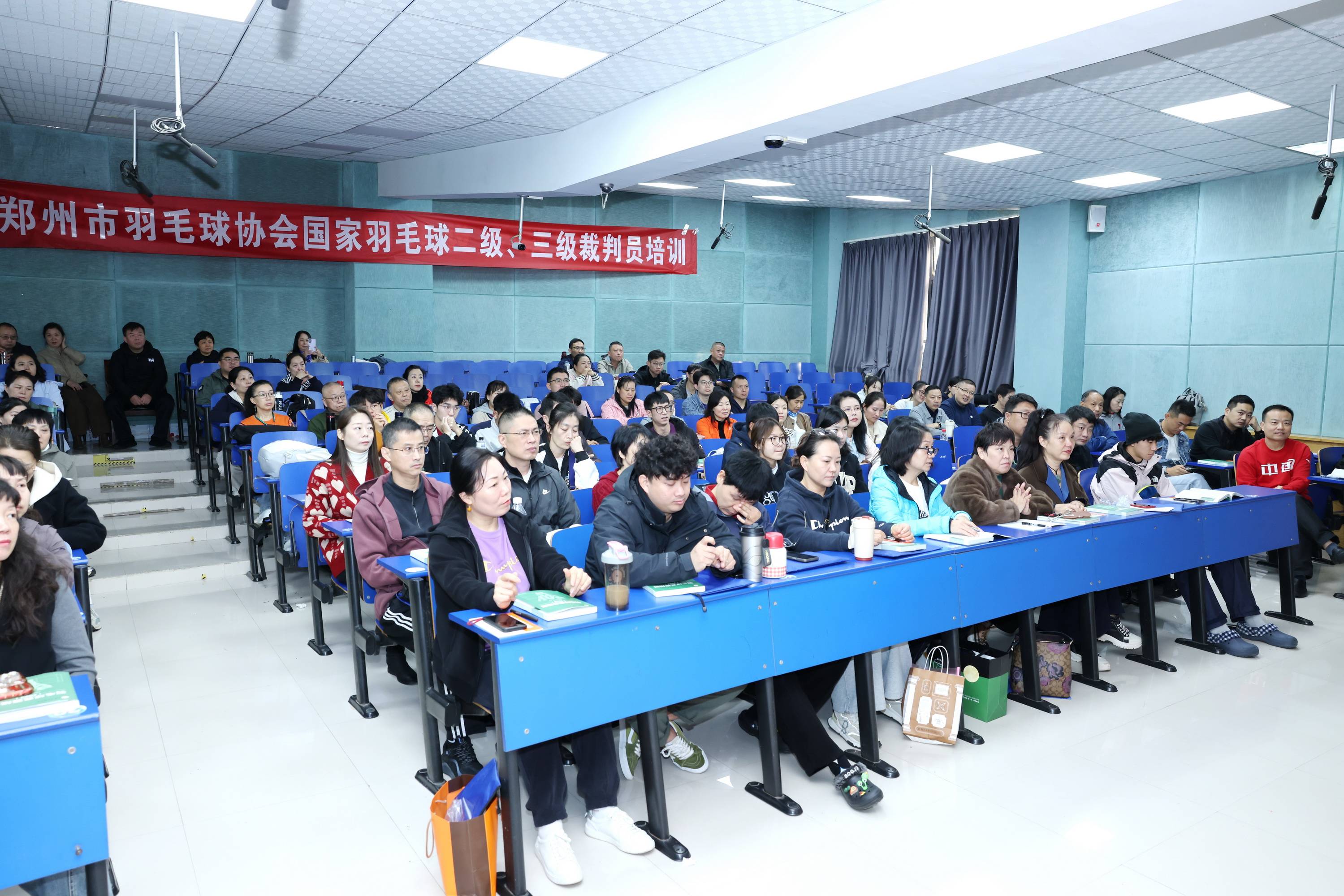 开云新闻-筑牢羽毛球竞赛服务保障人才根基——郑州市羽毛球协会举办羽毛球三级、二级裁判员培训班