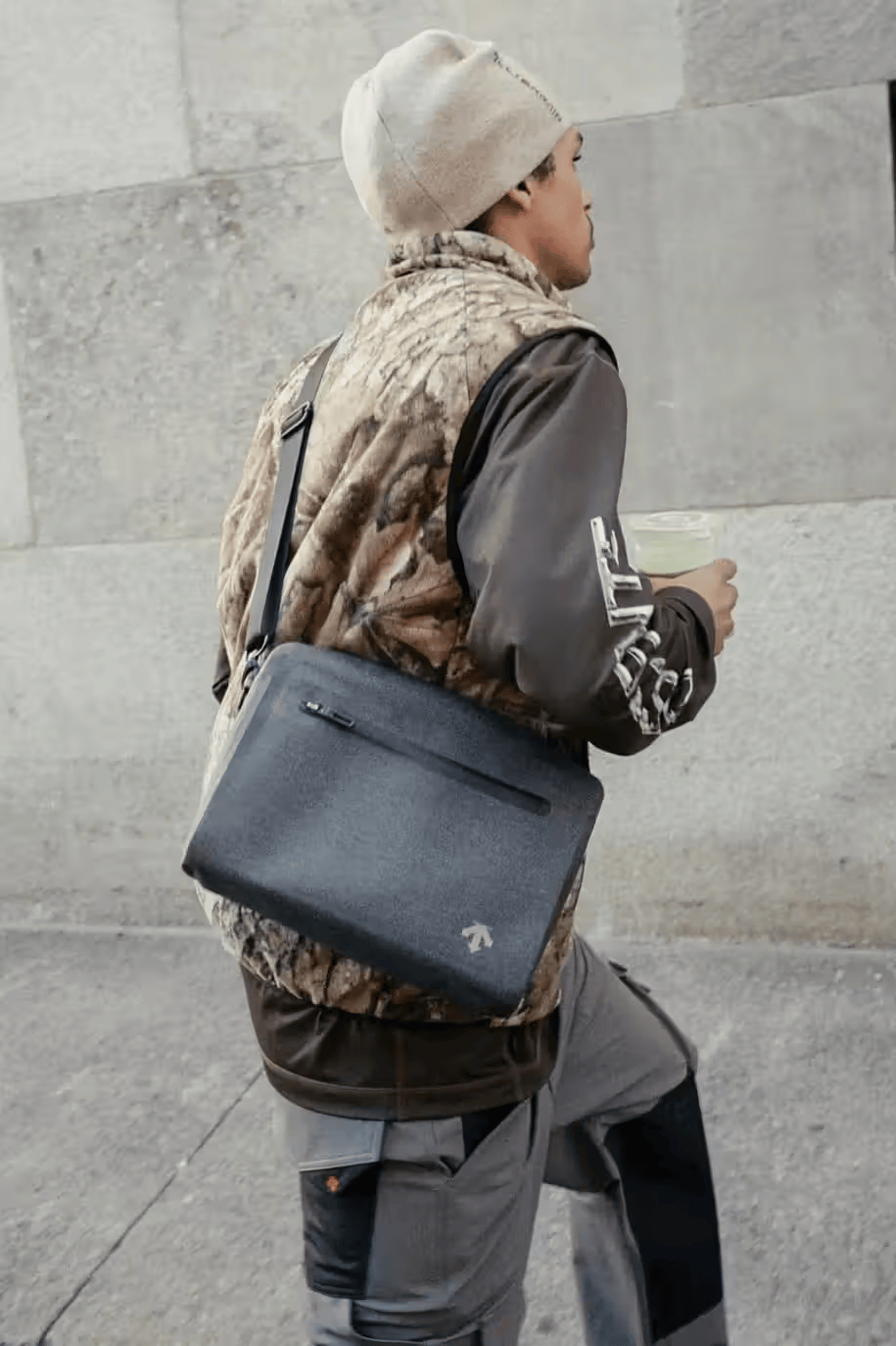 Balenciaga发布橄榄球系列