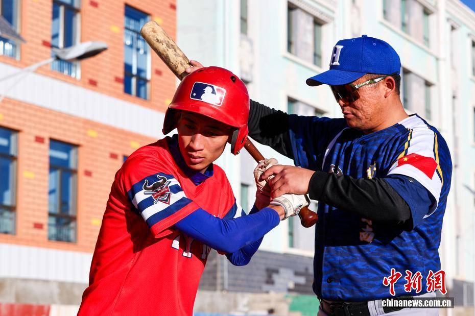 开云app-【图片(piàn)故(gù)事】棒球(qiú)教练華(huá)旦班玛：为高原牧区孩子挥出一條(tiáo)“梦想之(zhī)路”