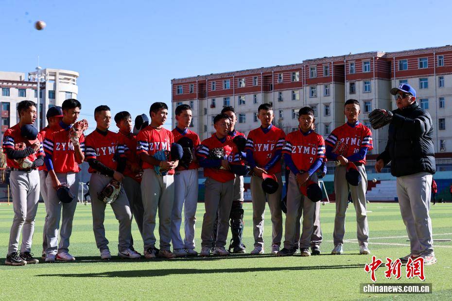 【图片故事】棒球教练华旦班玛：为高原牧区孩子挥出一条“梦想之路”