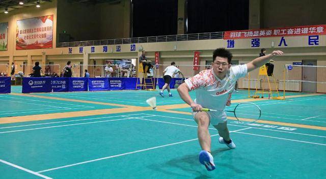 开运-威海高(gāo)区縂(zǒng)工(gōng)会举办职工(gōng)羽毛球比(bǐ)賽(sài)