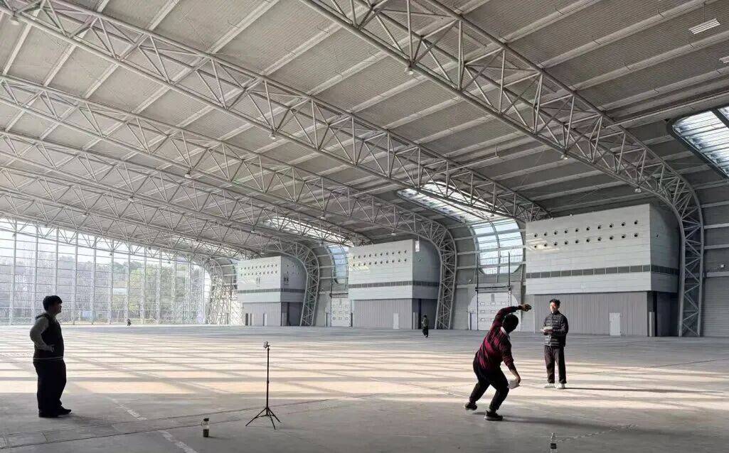 开运-98.43米！这群年(nián)轻人在上海刷新纸飞机世界纪录，主投手专门练了棒球投掷，网友：居然没哈氣(qì)