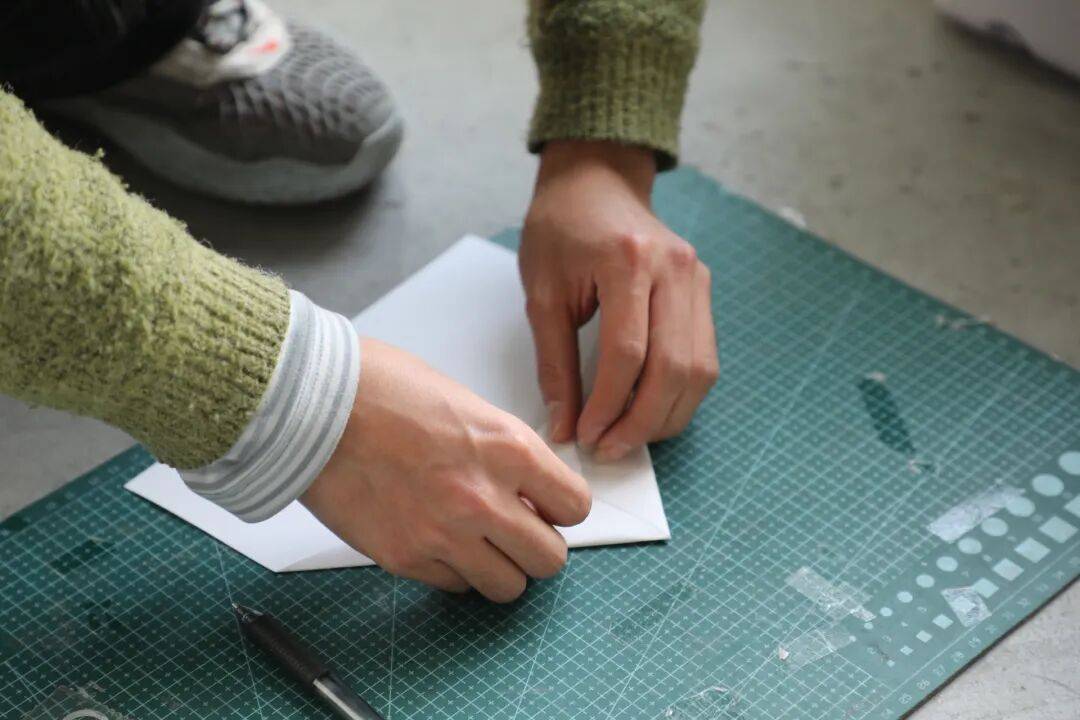 98.43米！这群年轻人在上海刷新纸飞机世界纪录，主投手专门练了棒球投掷，网友：居然没哈气