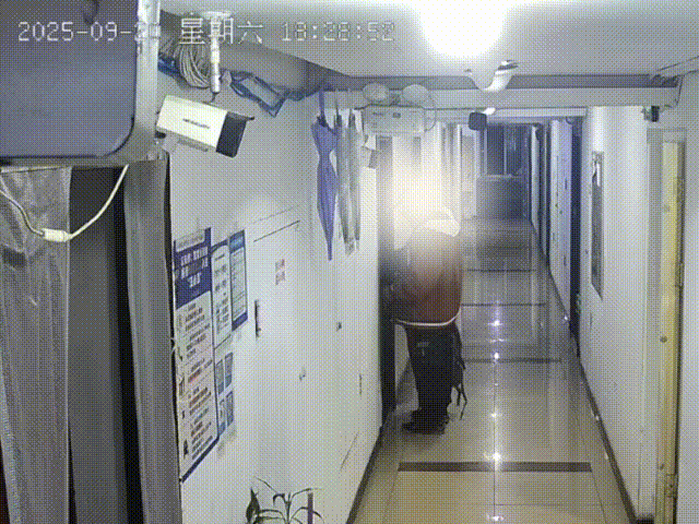 男子偷12万电竞酒店配件被刑拘，警方披露细节