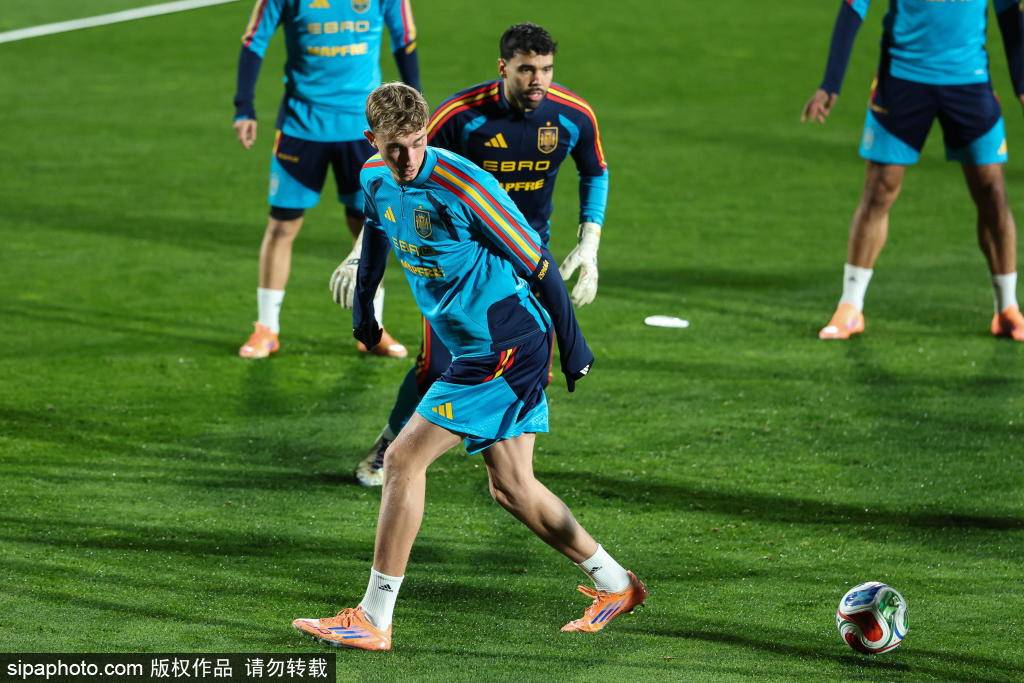 开云网址-歷(lì)史性一刻！NFL首次空降伯纳乌！海豚队PK指挥官队，马德(dé)裡(lǐ)上演超级碗级盛宴(yàn)